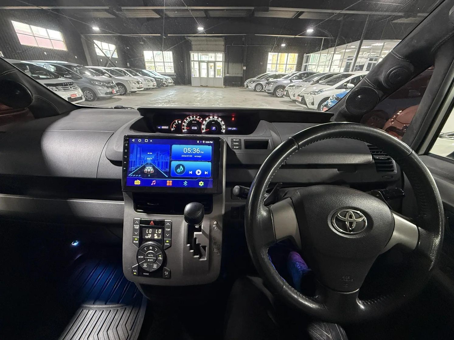 Toyota Voxy, 2008