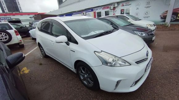 Toyota Prius Alpha, 2012