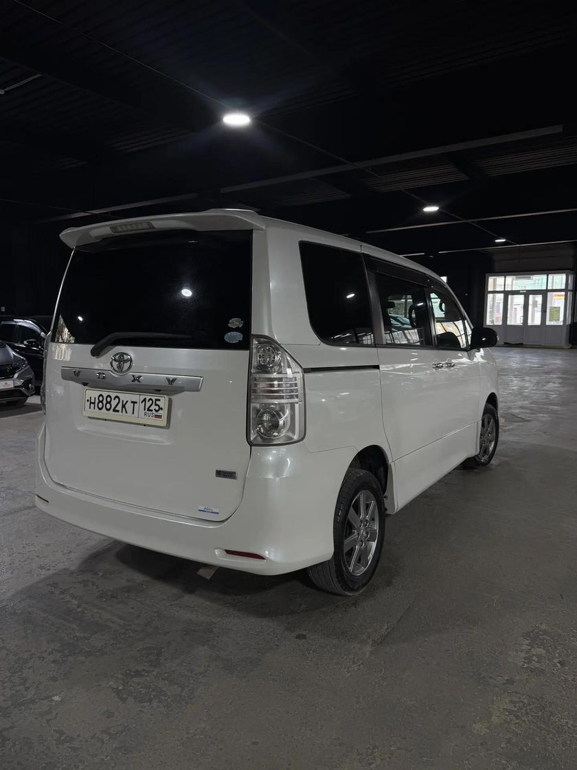 Toyota Voxy, 2008