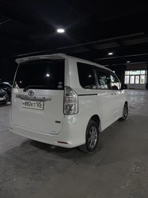 Toyota Voxy, 2008