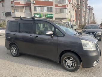 Toyota Noah, 2009
