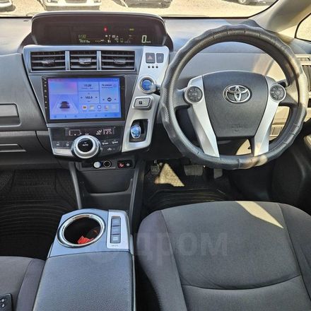 Toyota Prius Alpha, 2014