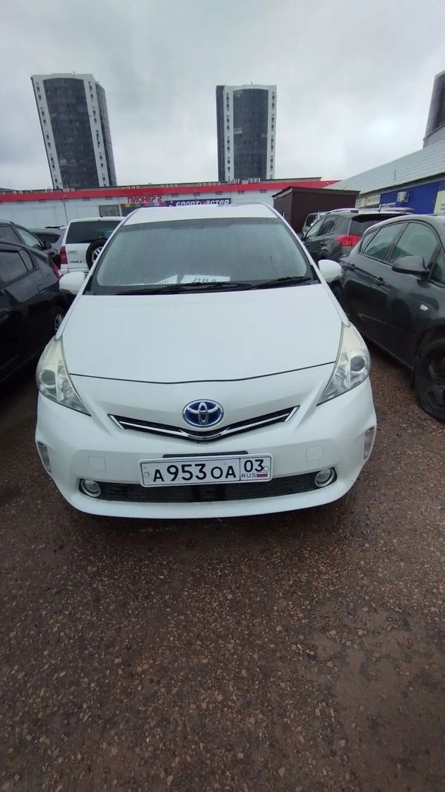 Toyota Prius Alpha, 2012