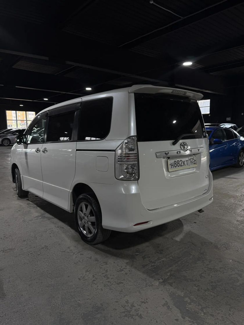 Toyota Voxy, 2008