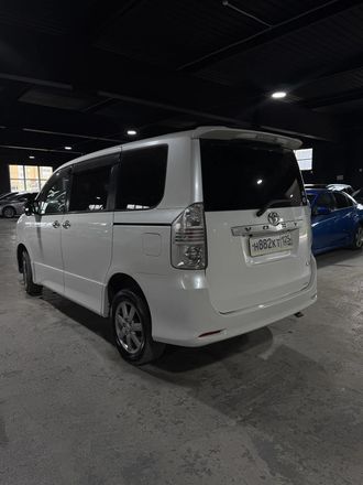 Toyota Voxy, 2008