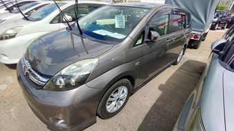 Toyota Isis, 2013