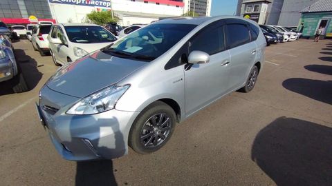 Toyota Prius Alpha, 2012