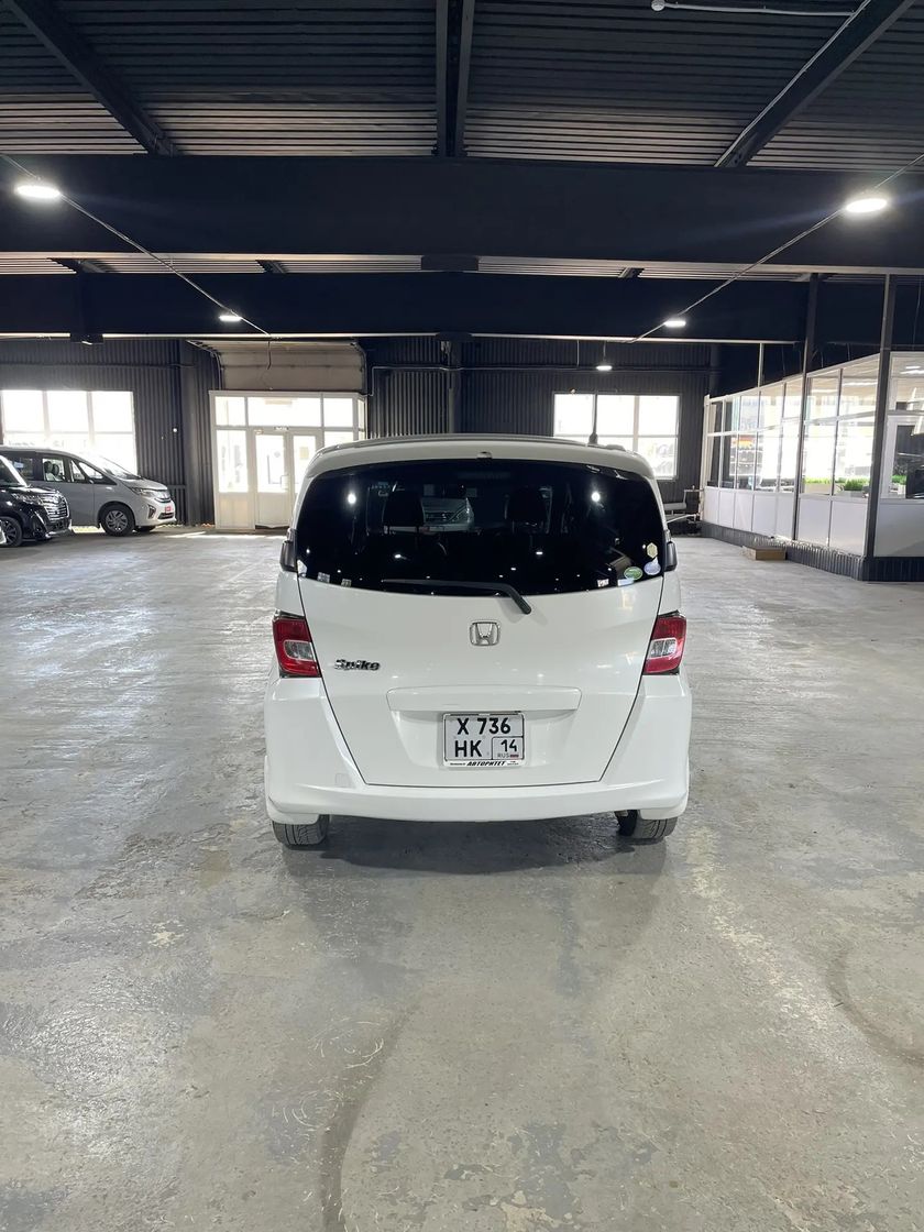 Toyota Freed Spike, 2014