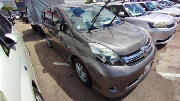Toyota Isis, 2013