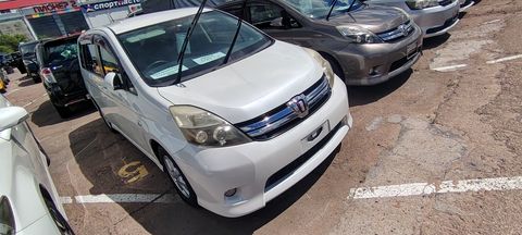 Toyota Isis, 2012