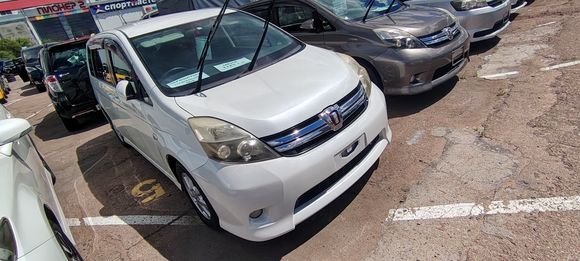 Toyota Isis, 2012