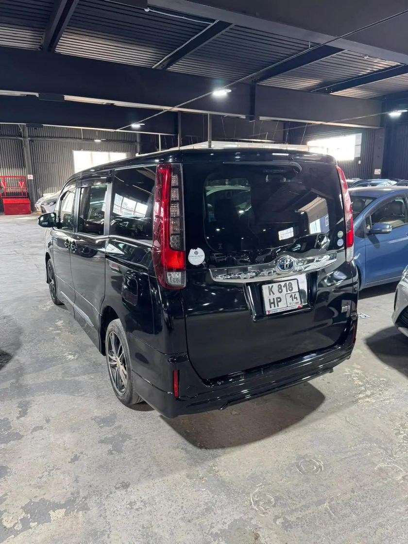 Toyota Noah, 2014
