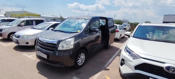 Toyota Noah, 2009