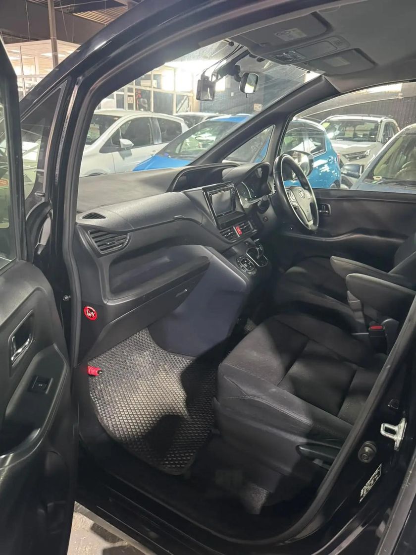 Toyota Noah, 2014