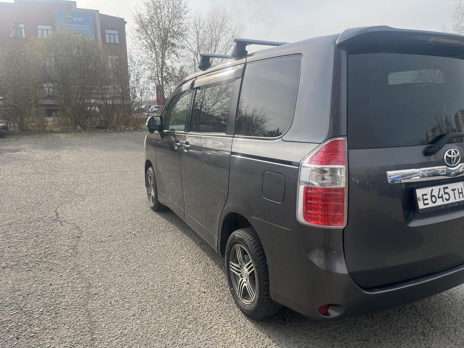 Toyota Noah, 2009