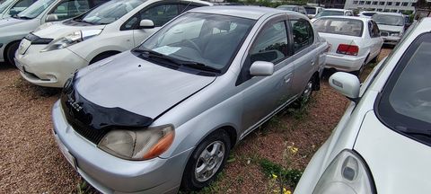 Toyota Platz, 2001